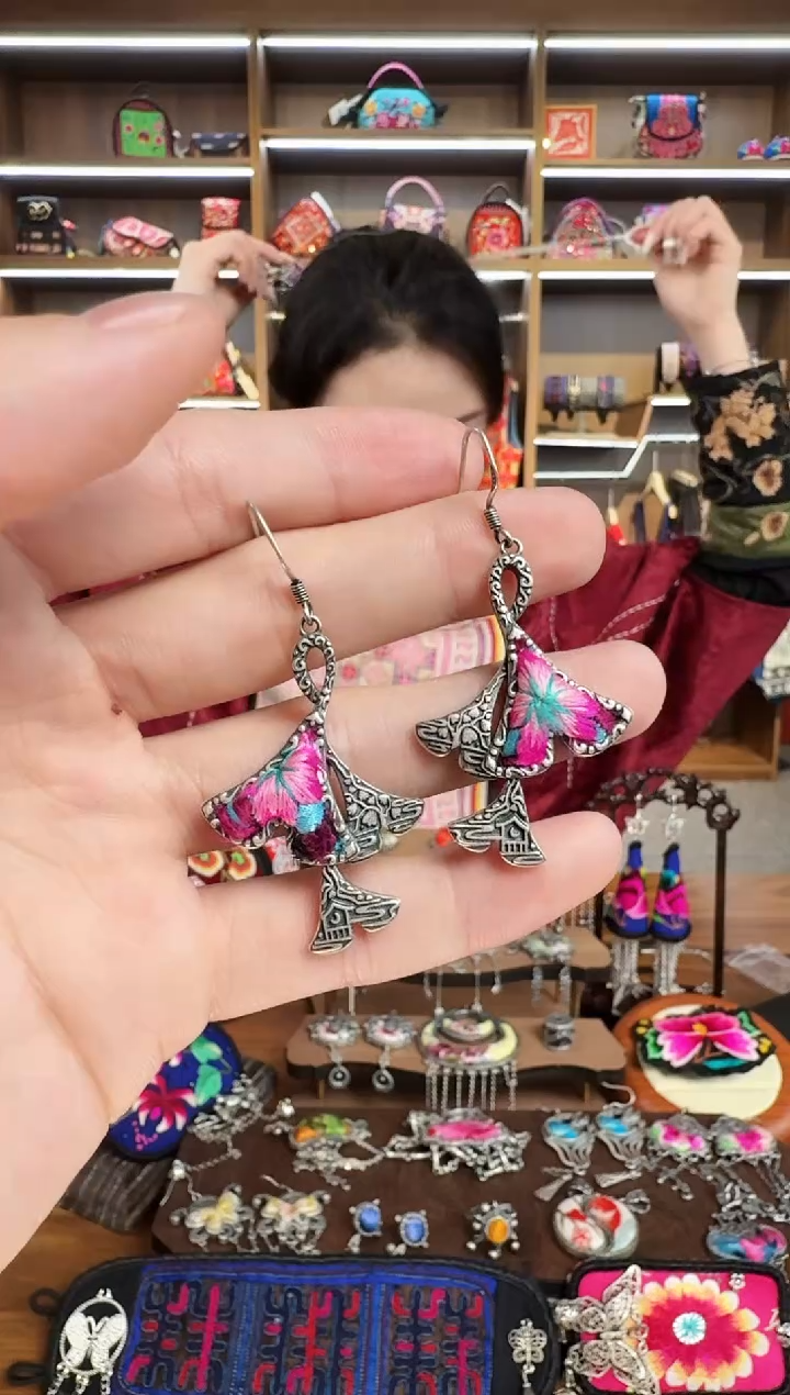 【闪购商品】织绣111蒙阿苏苗绣传承