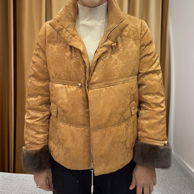 各种款式羽绒服，图片只是其一
