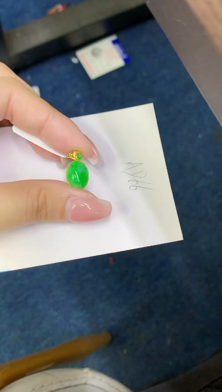 翡翠18K金镶嵌颈饰000000000000