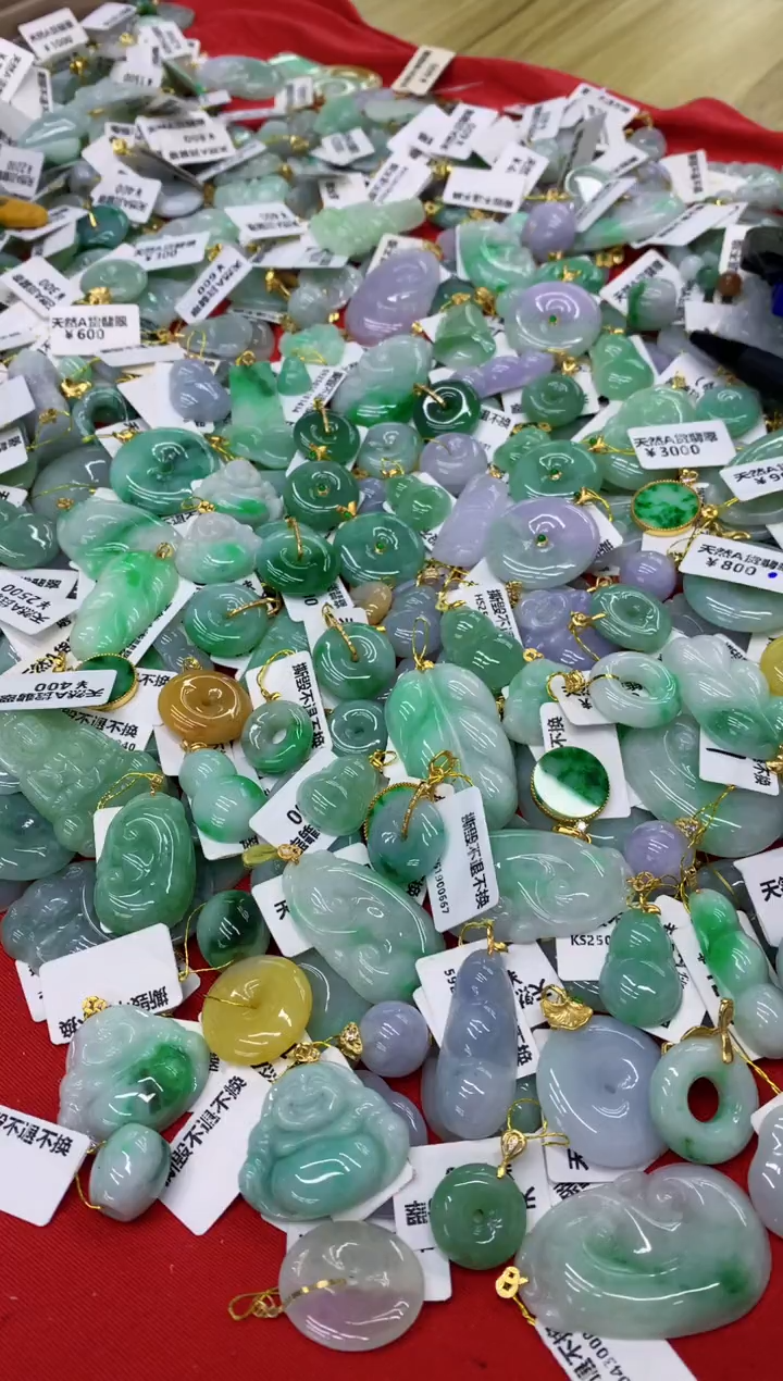 翡翠18K金镶嵌颈饰翡翠