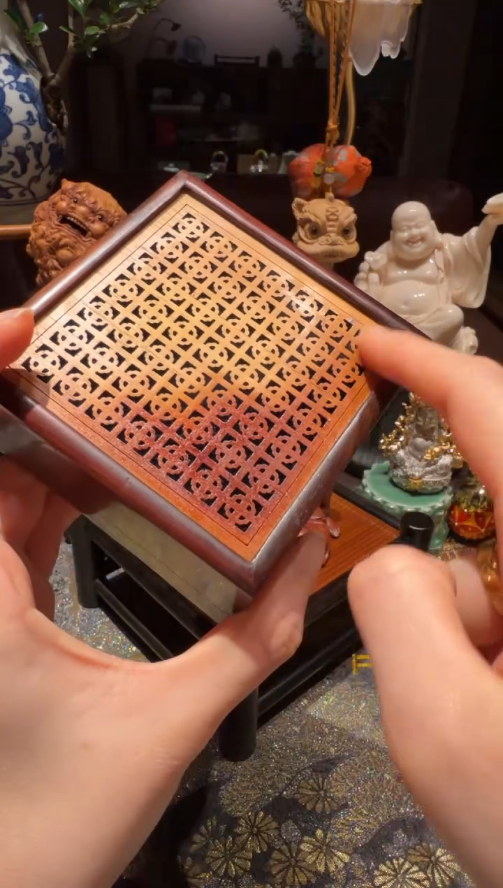 小叶黄杨嵌大红酸枝香盒  