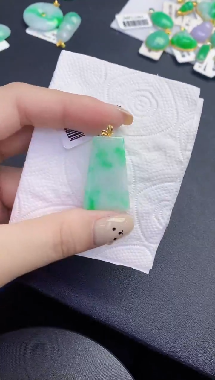 颈饰18K金镶嵌翡翠缅甸天然翡翠A货