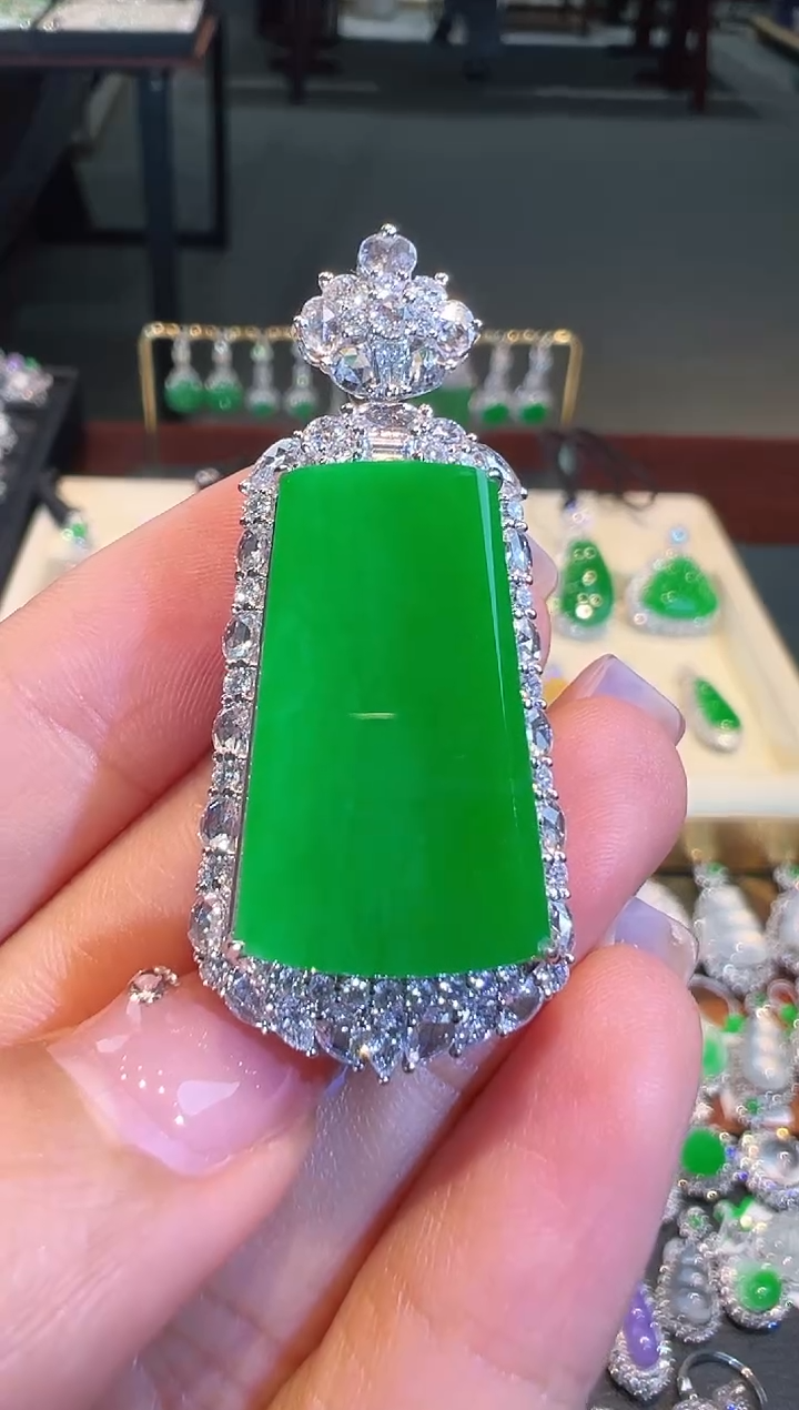 【闪购商品】翡翠吊坠(不含链)18K金镶嵌翡翠