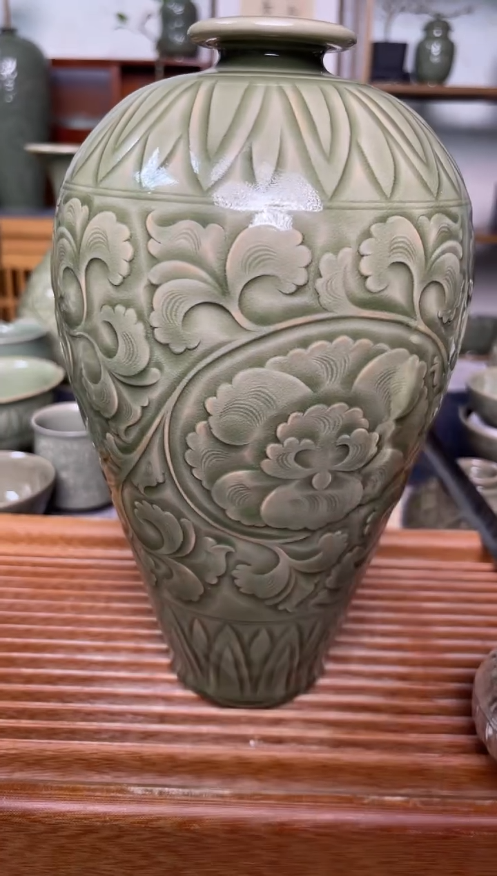 【闪购商品】其他吴琼 纯手工橄榄绿牡丹纹梅瓶 青色