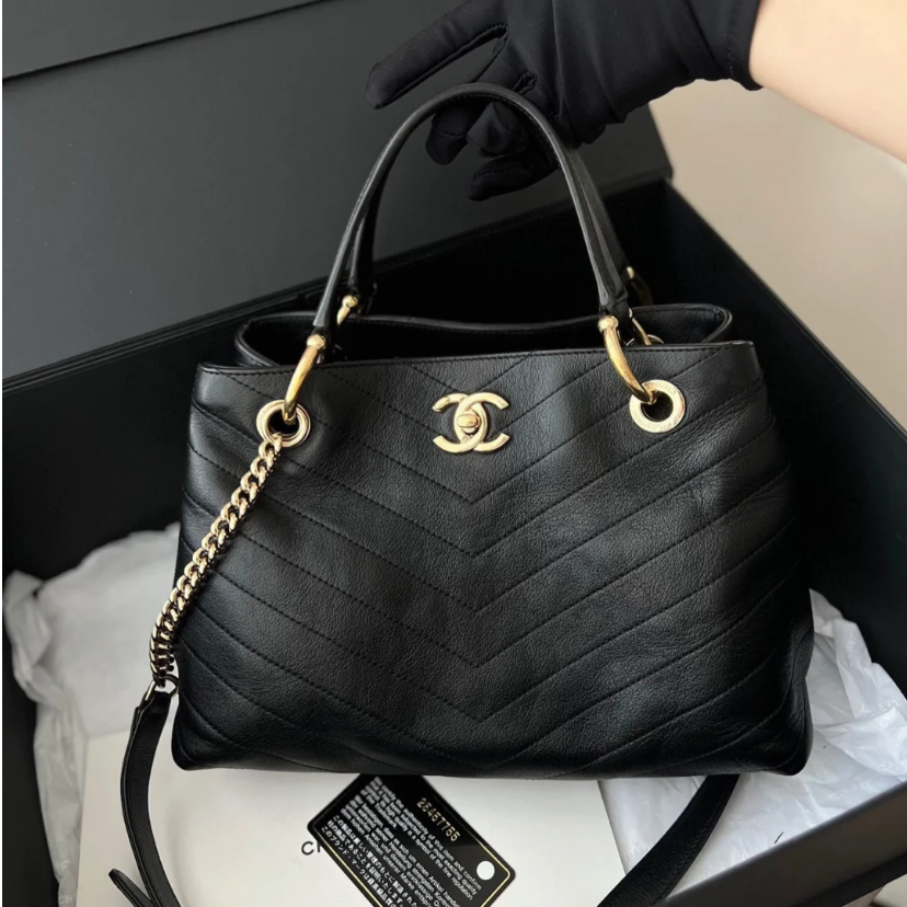 95新 Chanel/香奈儿 V字纹蛇皮手柄黑金牛皮单肩包/12721339