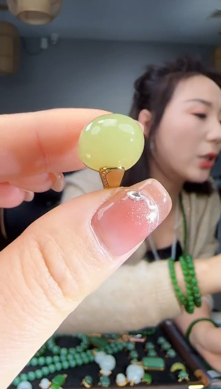 18K金镶嵌戒指和田玉1