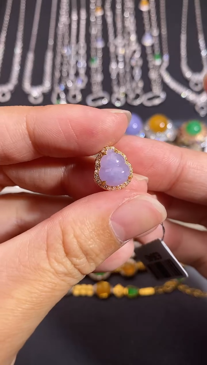 颈饰18K金镶嵌翡翠吊坠