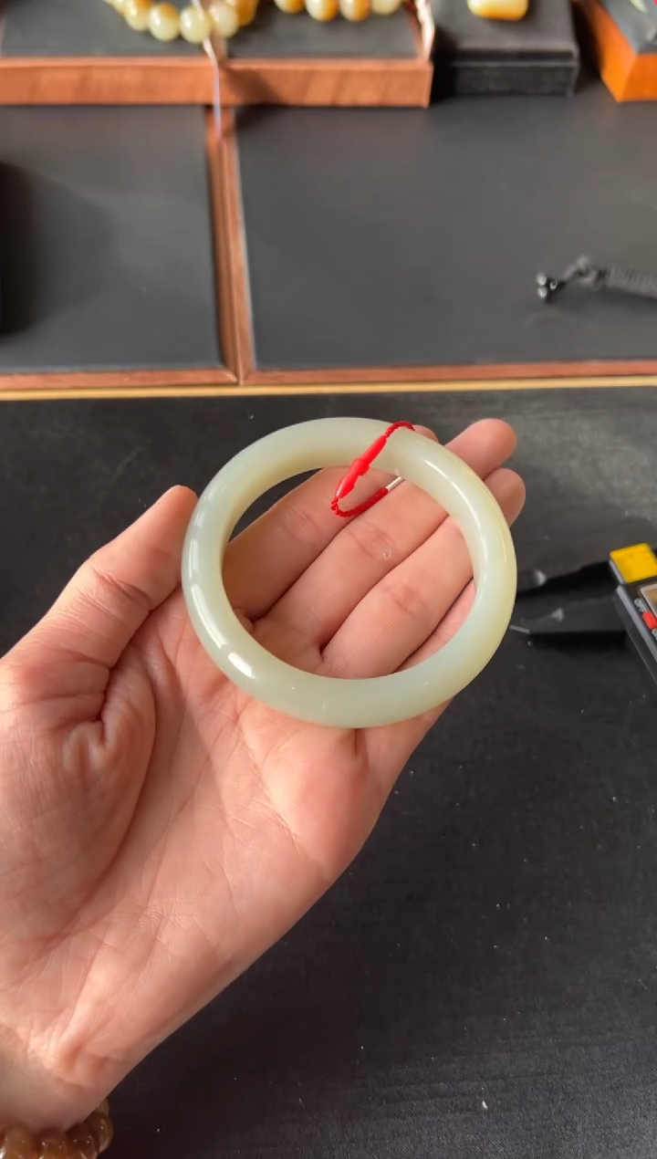 【闪购商品】和田玉手镯未镶嵌且末微色差近矿58