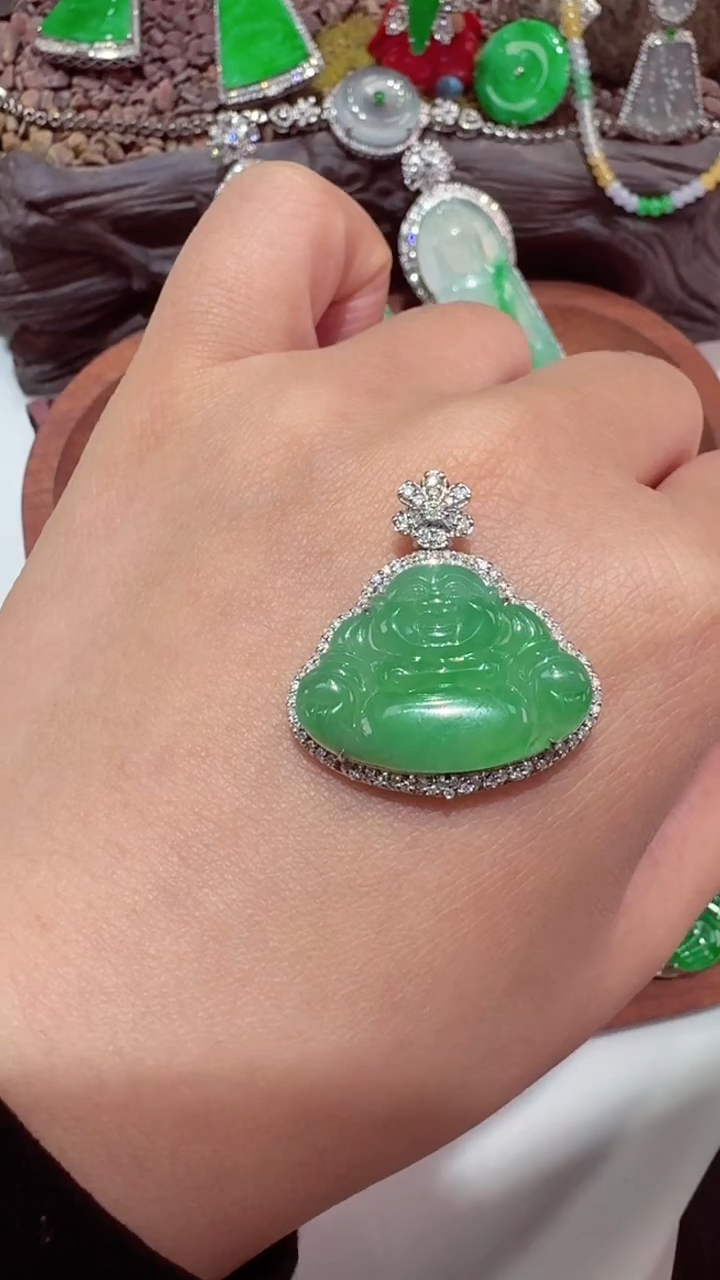 颈饰18K金镶嵌翡翠佛