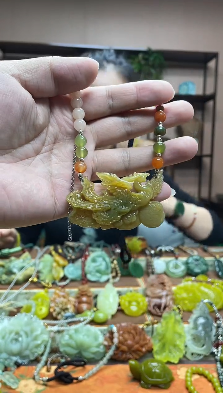 未镶嵌岫玉颈饰·