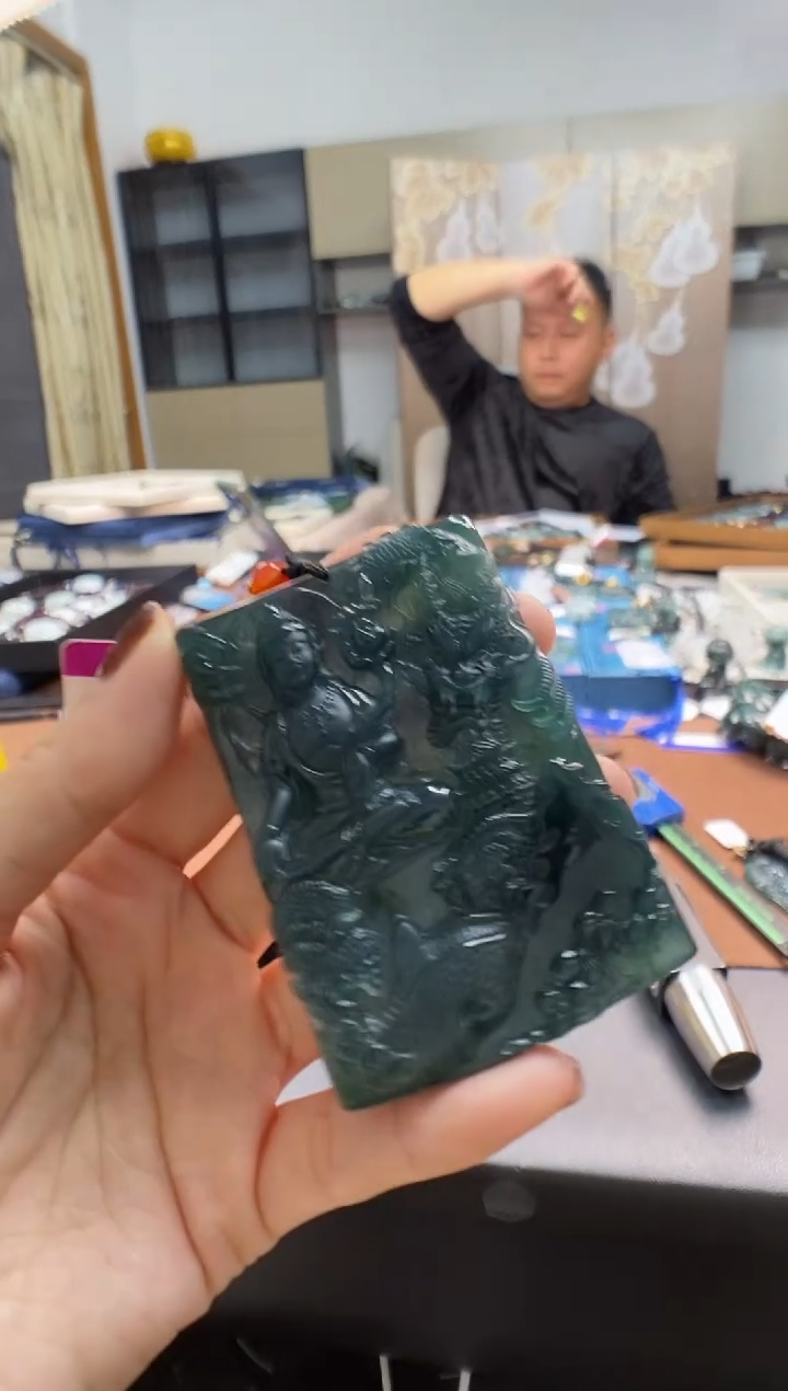 颈饰未镶嵌翡翠?****?   多样性发其一