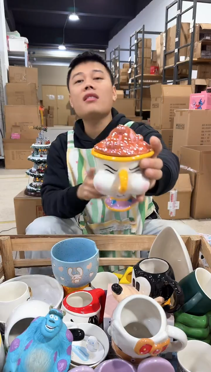 瓷片嘟嘴带盖阿奇杯