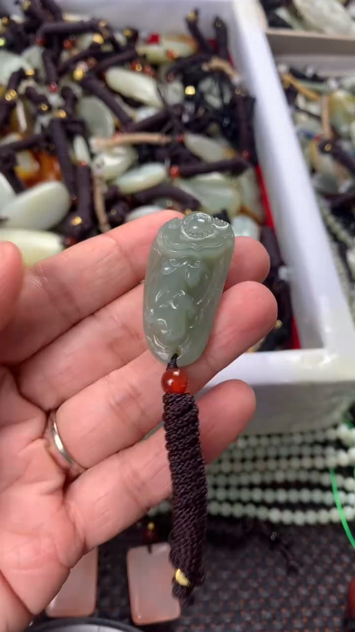 【闪购商品】和田玉颈饰未镶嵌多样性发货没有证书，拍一发一.有瑕