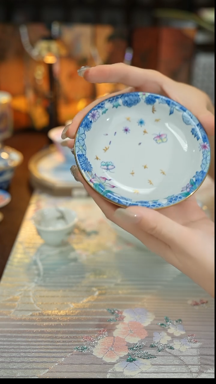 景德镇手工手绘青花蝶恋花华隐堂紫色背面盘