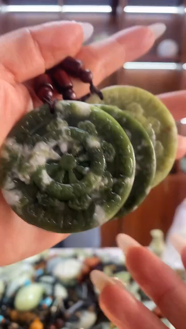 未镶嵌蛇纹石玉吊坠多样性发其中之一