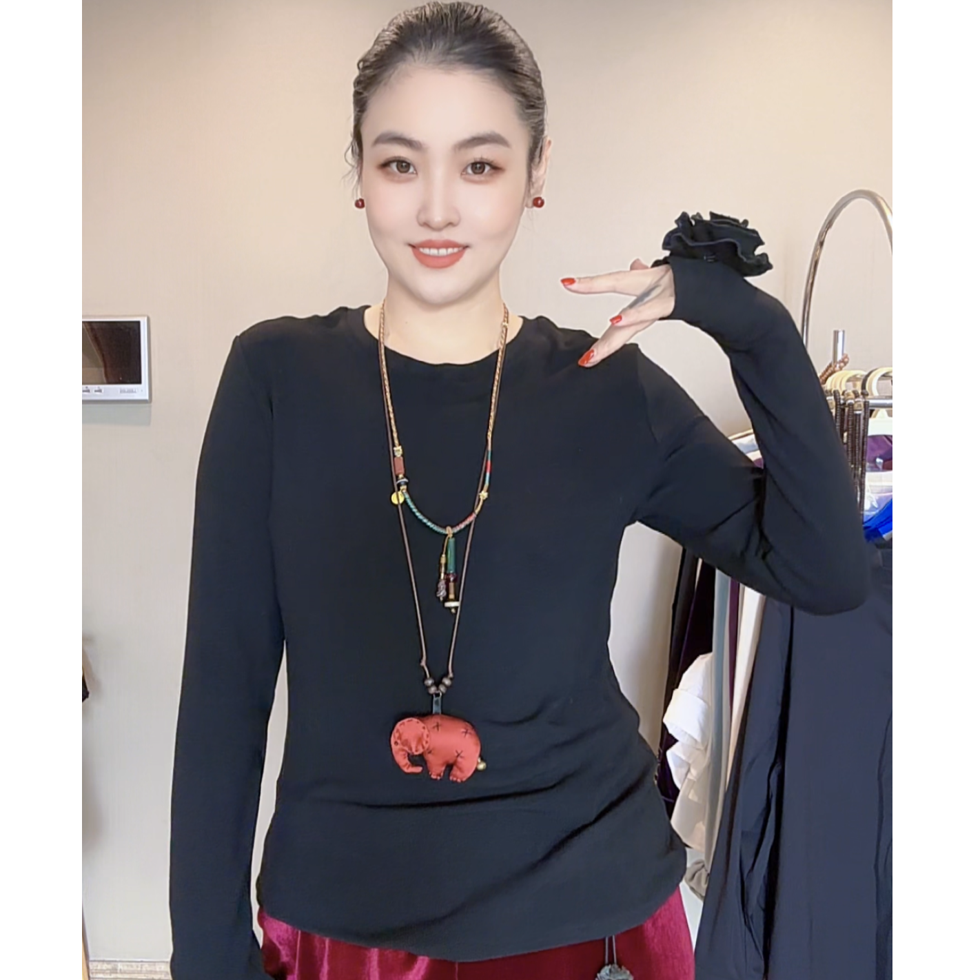 4025｛指尖生花圆领版｝简约百搭指袖花朵设计秋冬新款弹力打底衫