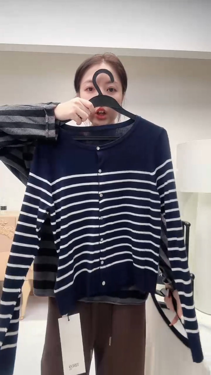 藏青色白条纹羊毛开衫