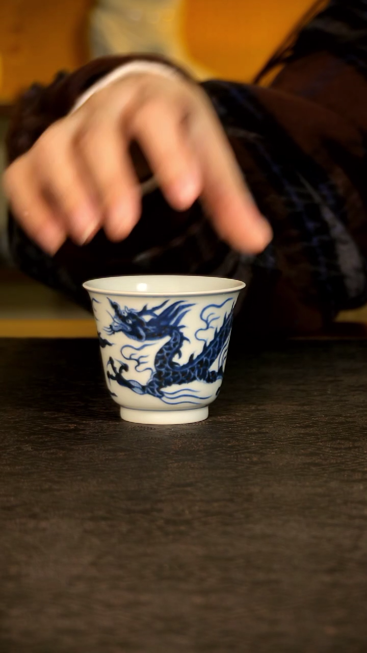 青花手绘龙纹主人杯