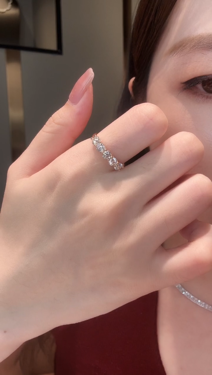 18K金镶嵌戒指钻石排戒钻石戒指