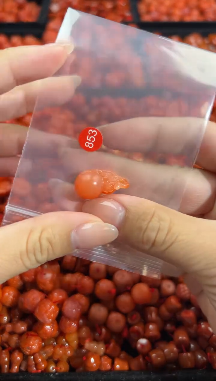 南红玛瑙未镶嵌颈饰1