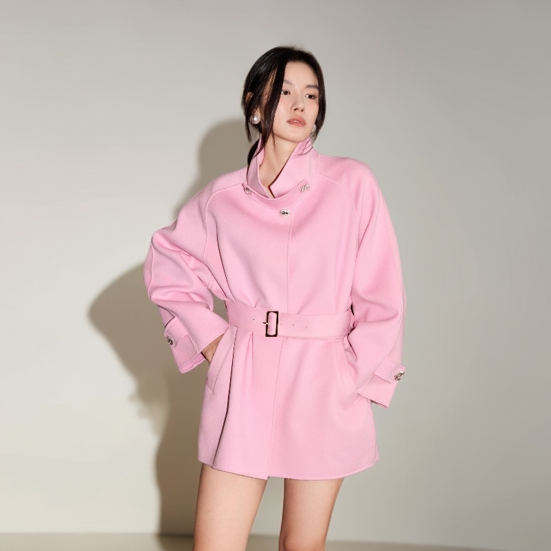 叶谦原创设计师2025年冬新款暖冬樱粉披肩绵羊毛大衣YEFLC18049