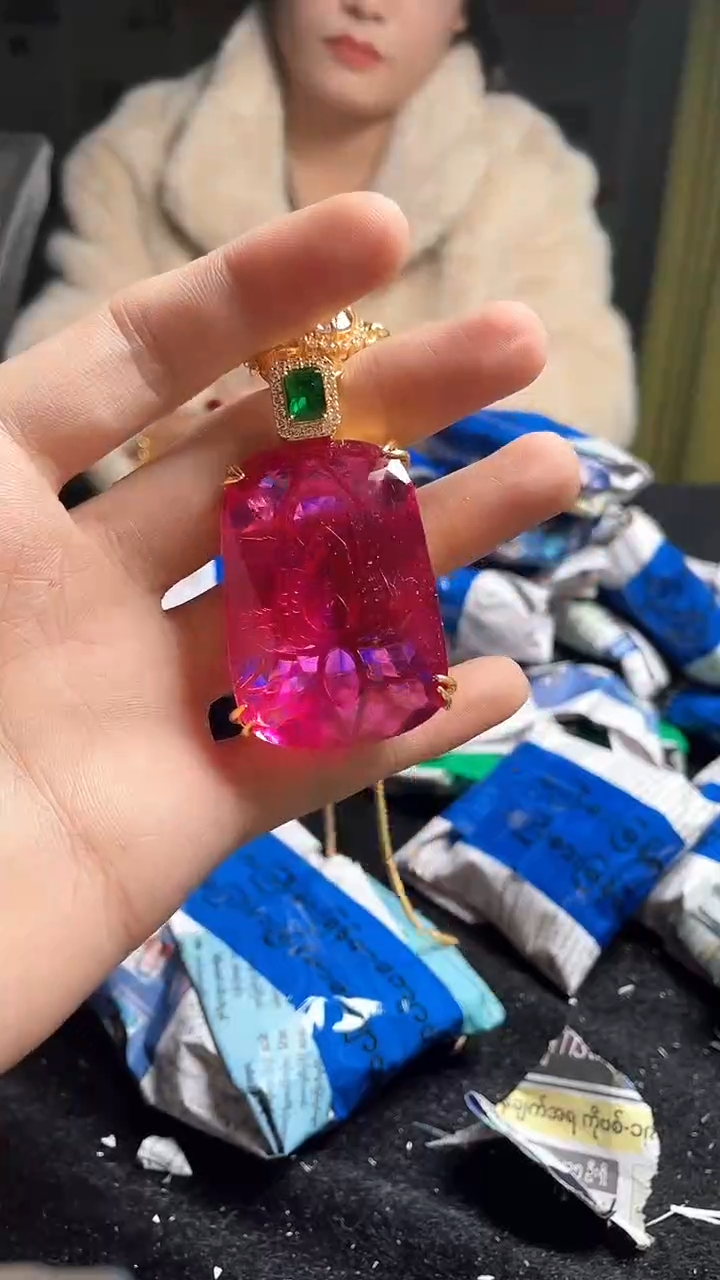 猛子收货精美吊坠