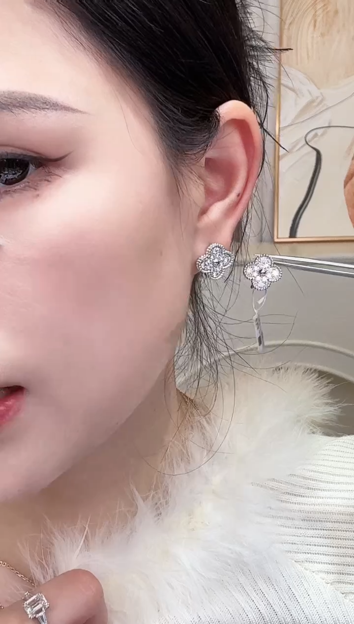 18K金镶嵌实验室培育钻石耳饰18k金k白满钻四叶草耳扣