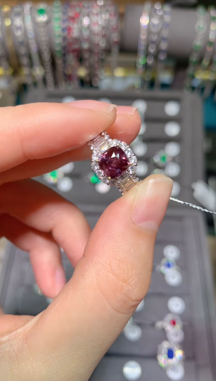 【闪购商品】彩色蓝宝石戒指18K金镶嵌2.01CT