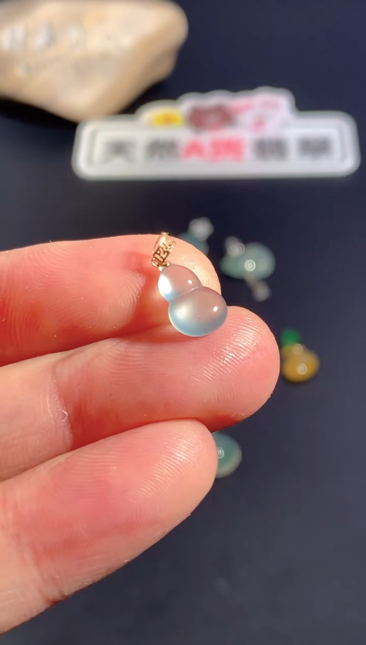 颈饰18K金镶嵌翡翠    