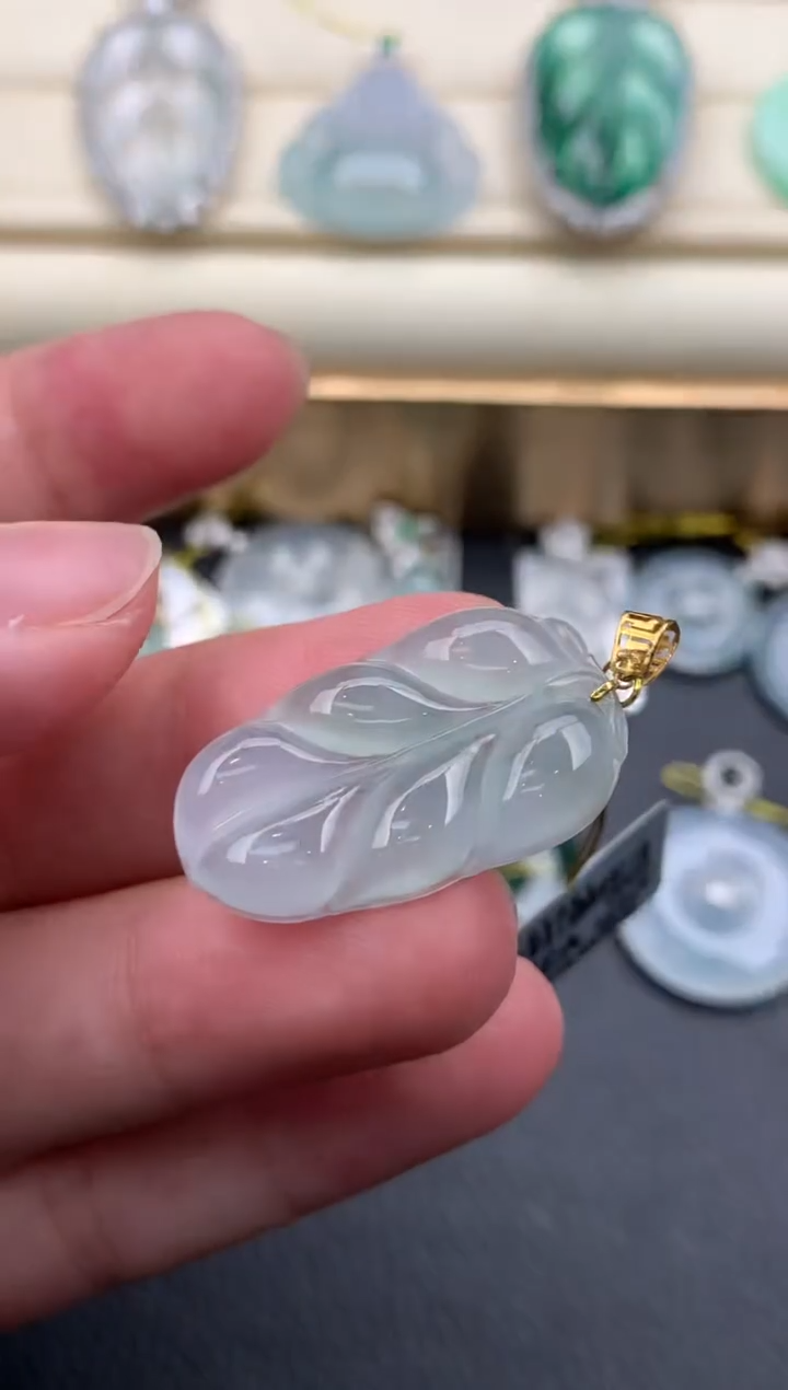 翡翠18K金镶嵌颈饰W668       