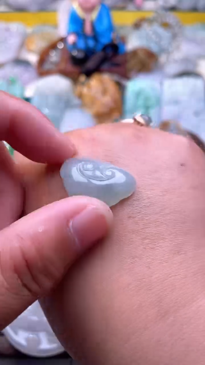 翡翠未镶嵌颈饰如意