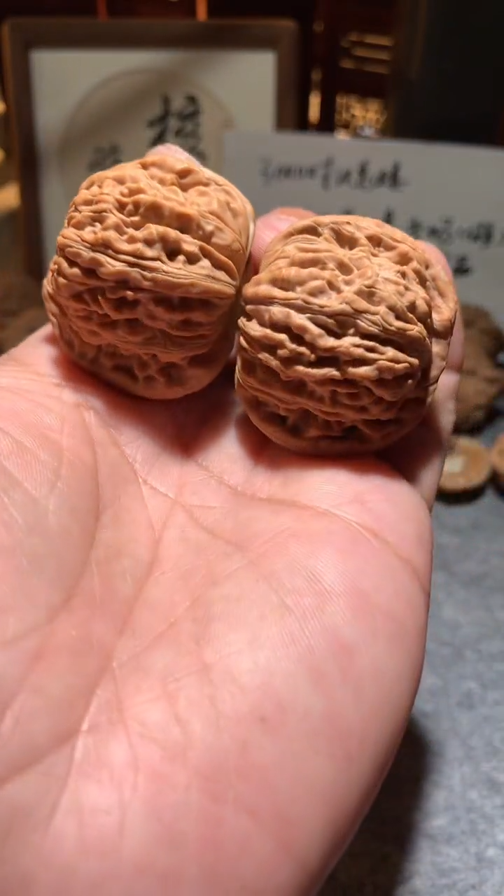 文玩核桃把件【核缘雅趣】41左右汉高楼，同尺寸随机发