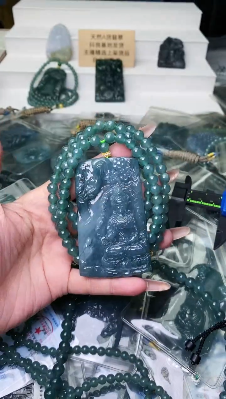 颈饰未镶嵌翡翠 