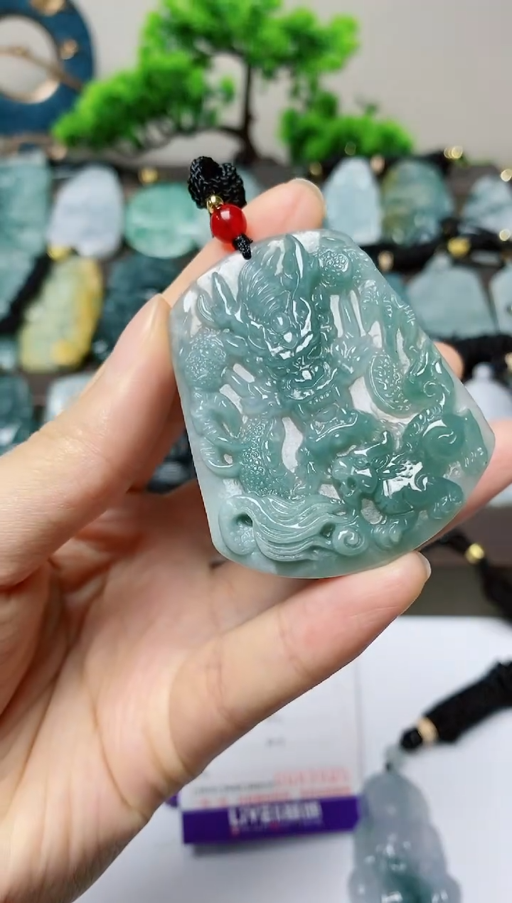 翡翠未镶嵌颈饰        