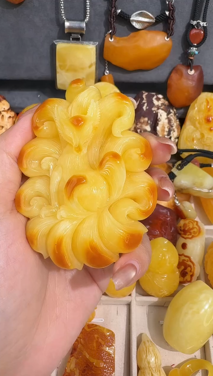 裸石琥珀未镶嵌形**路琥珀