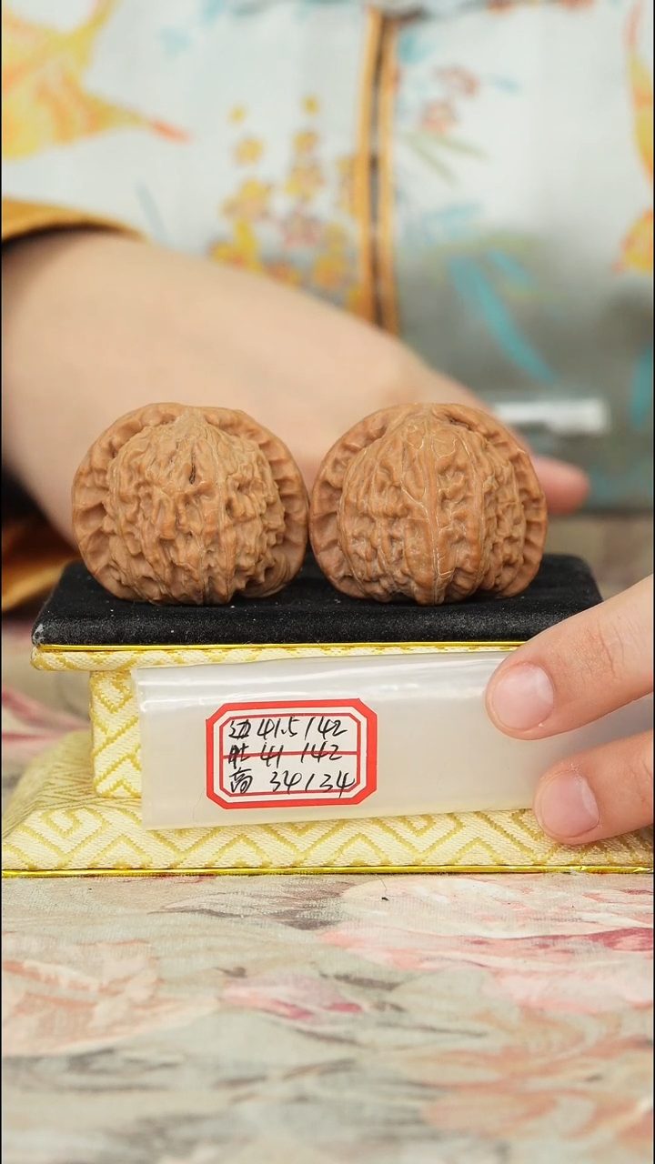 【闪购商品】文玩核桃把件白狮子微修