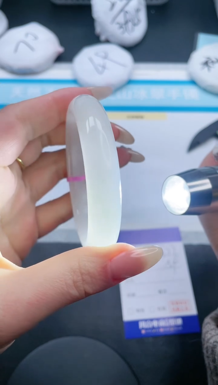 【闪购商品】石英质玉手镯未镶嵌24V77-54