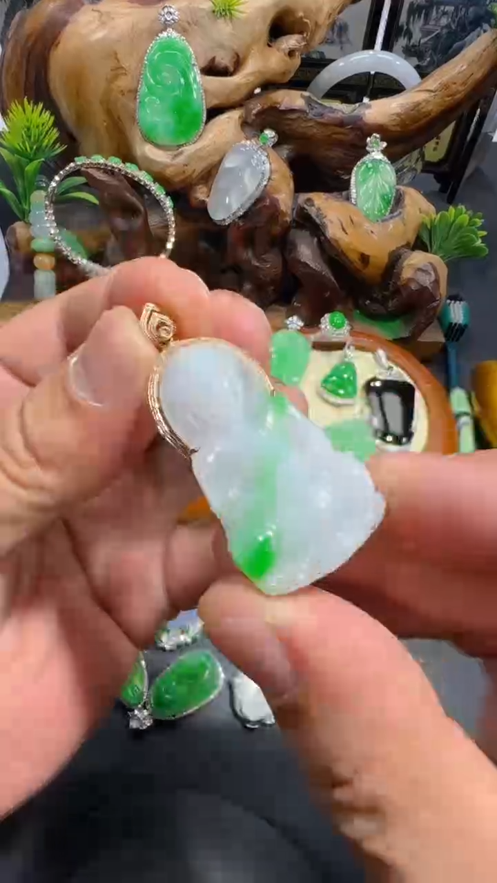 【闪购商品】翡翠吊坠(不含链)18K金镶嵌吊坠