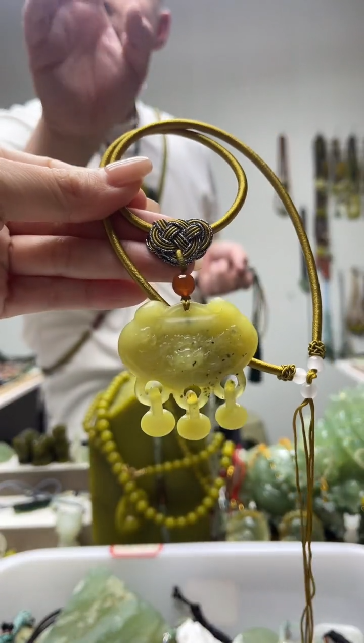 未镶嵌岫玉颈饰·