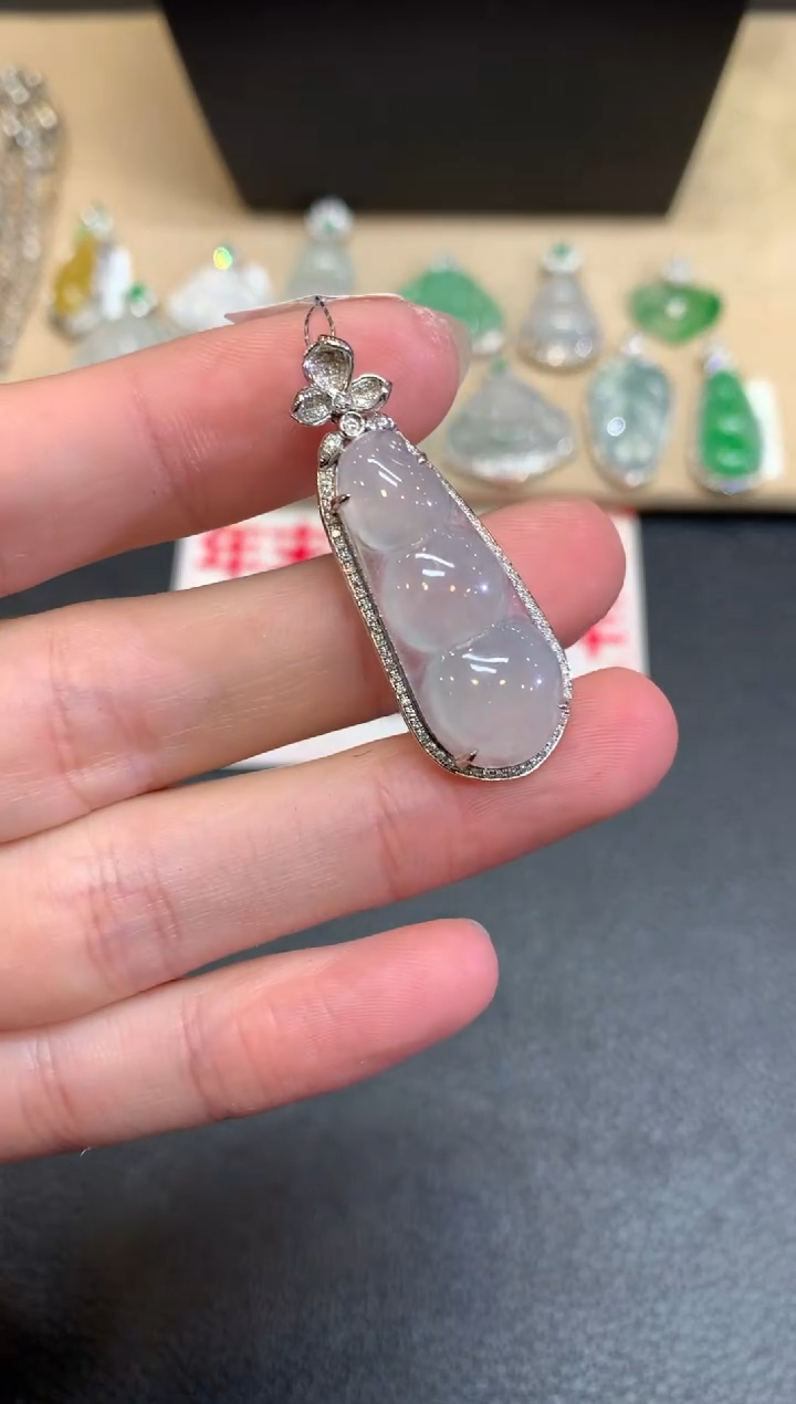 【闪购商品】翡翠颈饰18K金镶嵌福豆【无服务费】