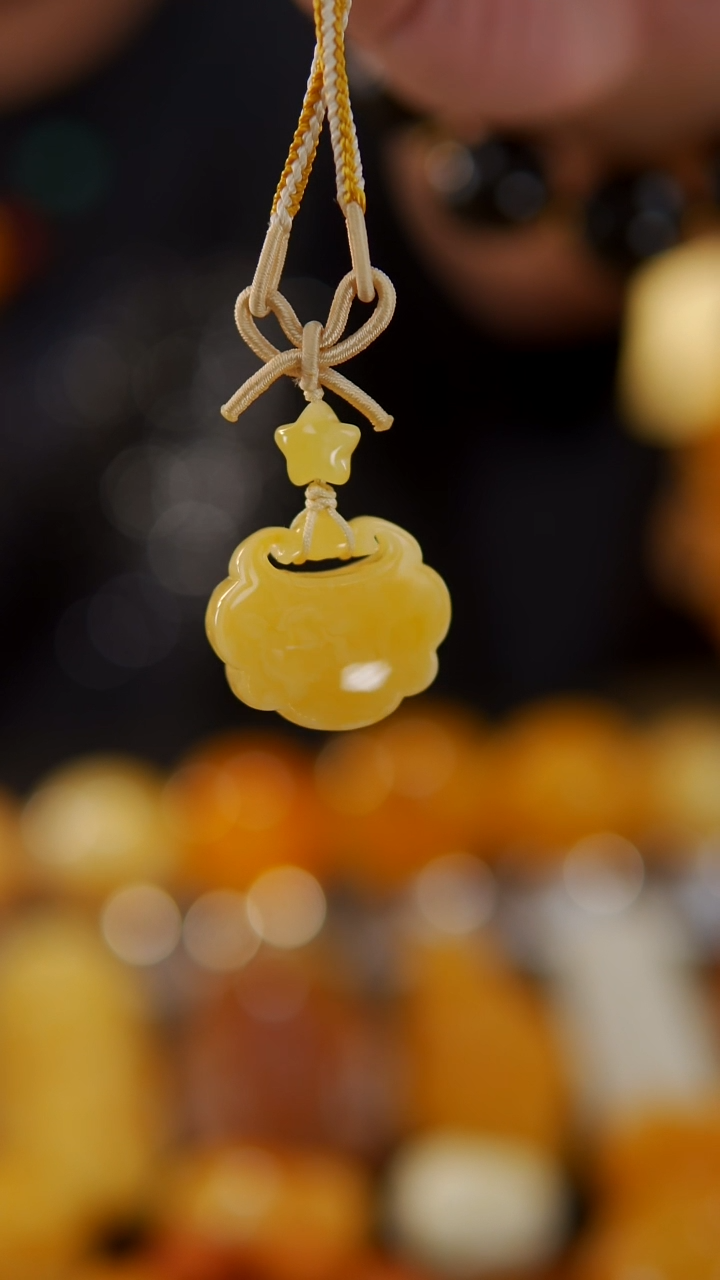 【闪购商品】蜜蜡颈饰未镶嵌俄料如意锁吊坠5.5