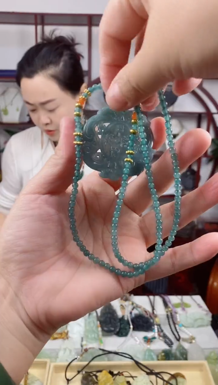 未镶嵌岫玉颈饰1