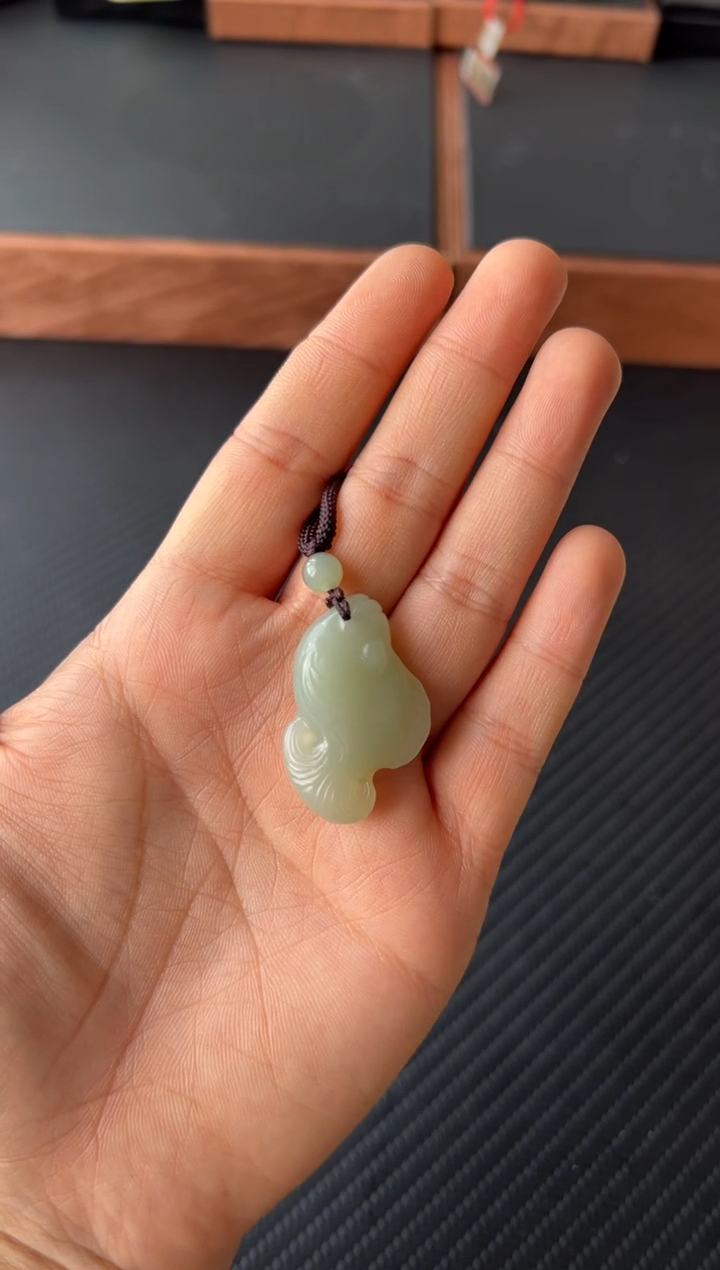 【闪购商品】和田玉吊坠(赠链)未镶嵌且末微色差近矿