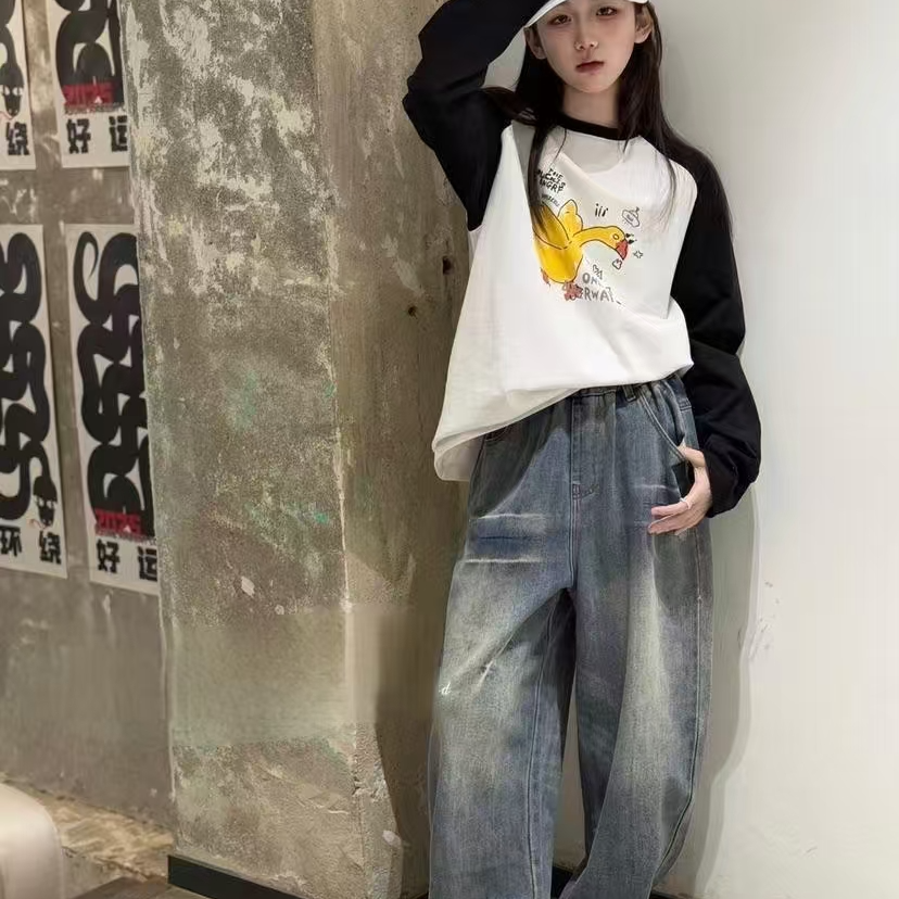 1029韩版2025春季儿童时尚小鸭子插肩袖长袖+复古色牛仔裤套装