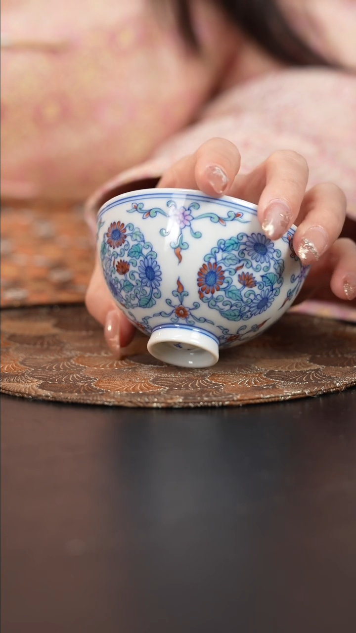 【闪购商品】杯问玉斗彩团菊杯