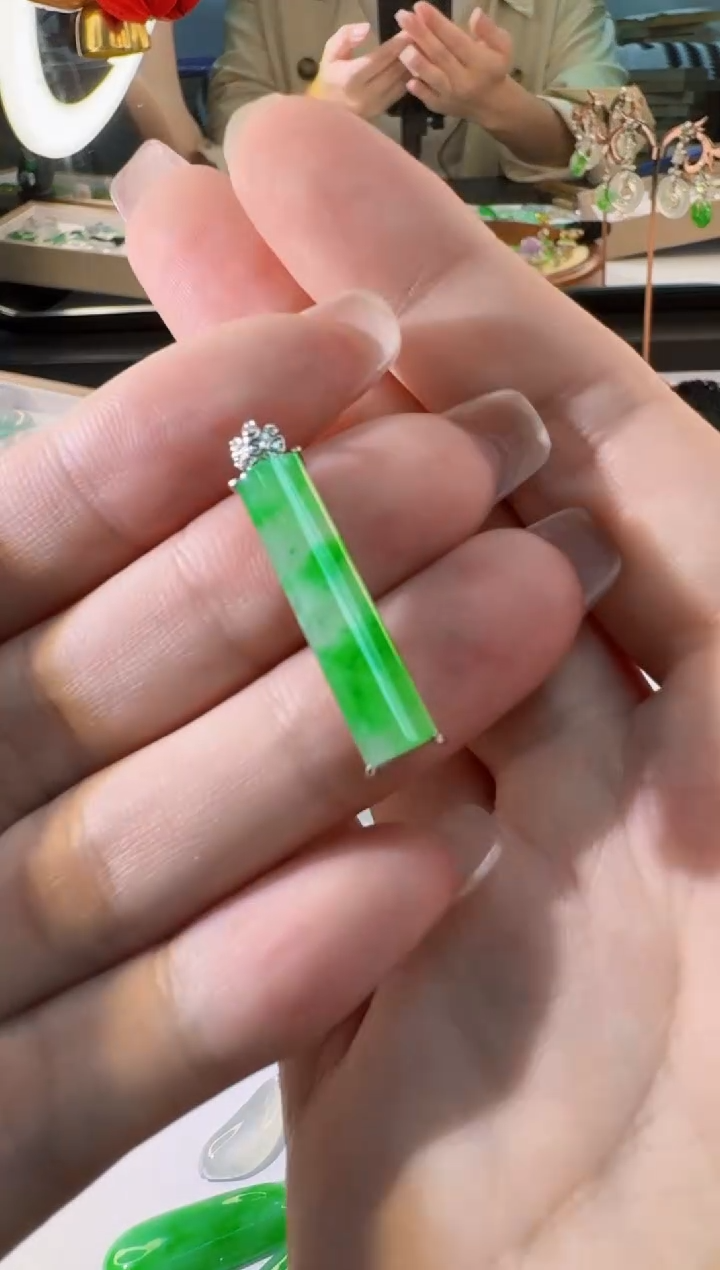 【闪购商品】翡翠18K金镶嵌颈饰缅甸翡翠A货吊坠