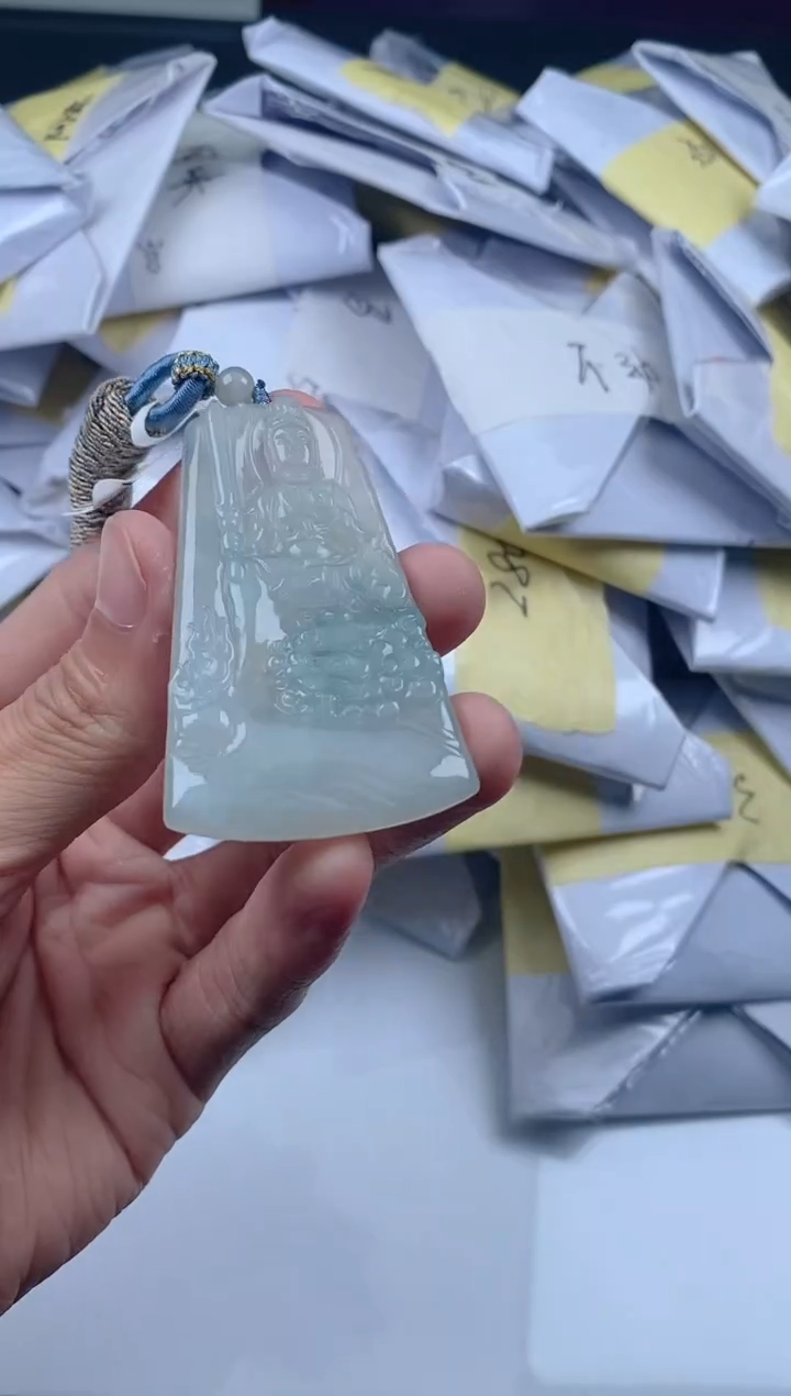 翡翠未镶嵌颈饰         