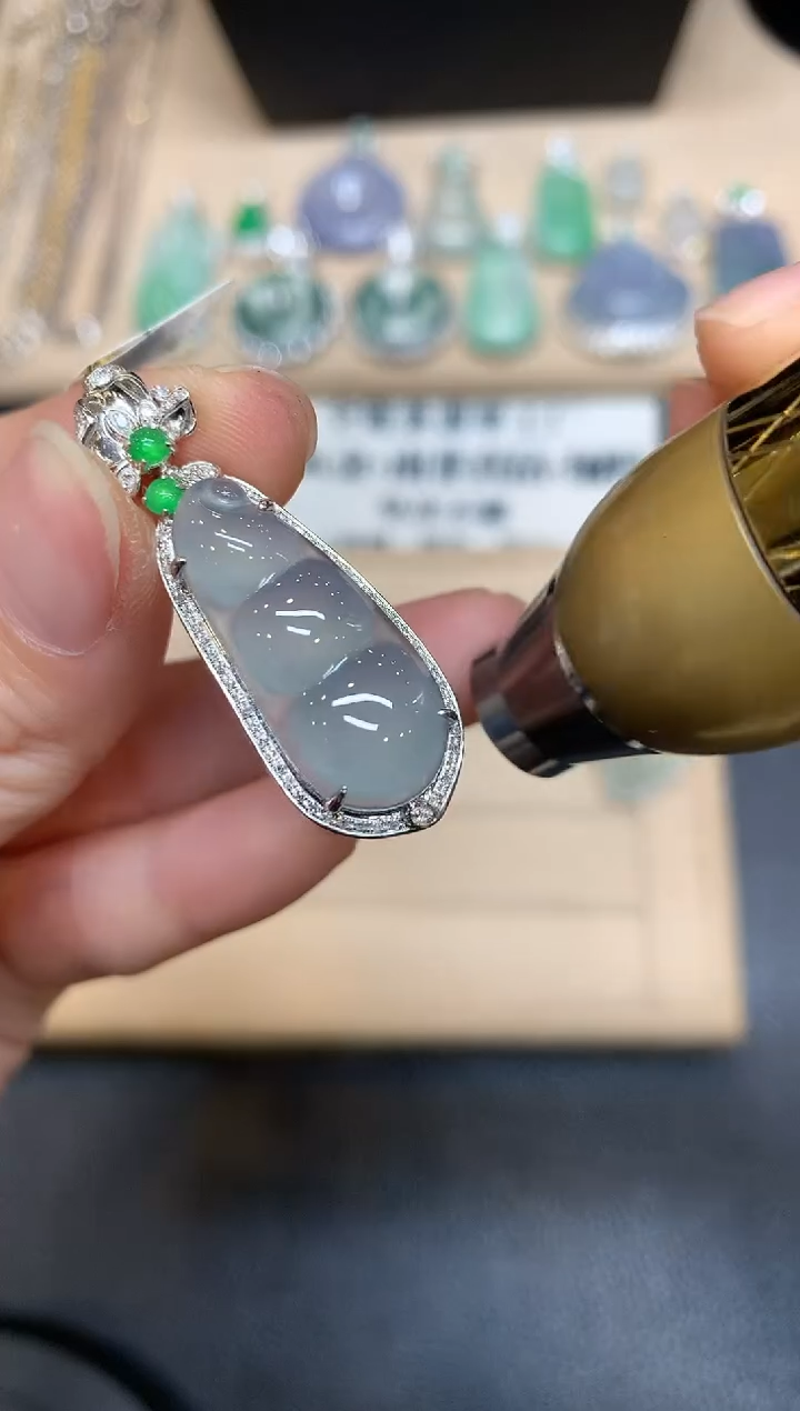 【闪购商品】翡翠颈饰18K金镶嵌福豆【无服务费