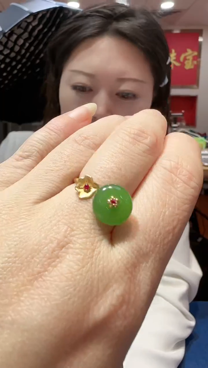 【闪购商品】和田玉戒指18K金镶嵌苹果绿荷花甜甜圈戒指