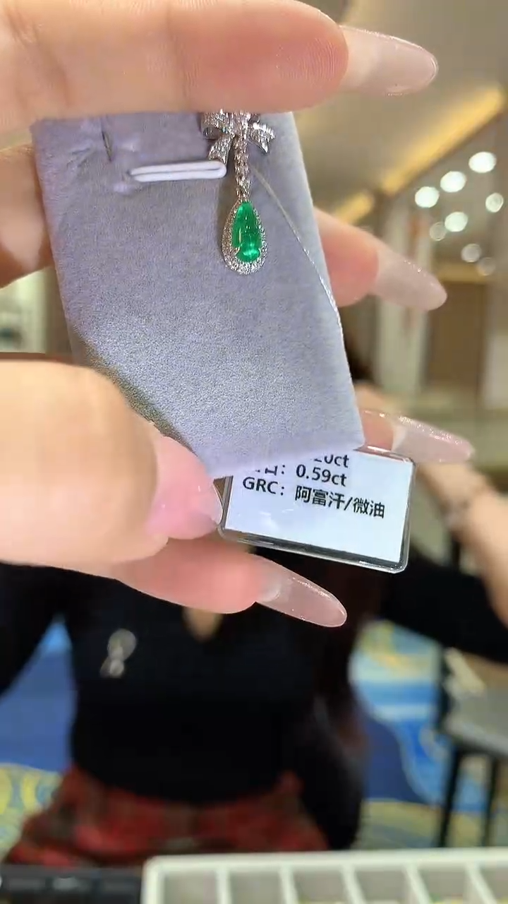 【闪购商品】祖母绿耳饰18K金镶嵌1.2克拉祖母绿耳饰一对